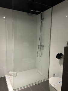 douche in badkamer appartement Mijas