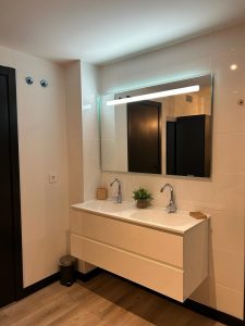 dubbele wasbak in slaapkamer appartement Mijas
