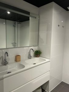 twee wasbakken in badkamer appartement Mijas