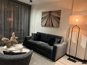 zithoek in woonkamer van appartement in Spaanse Mijas, Andalusië